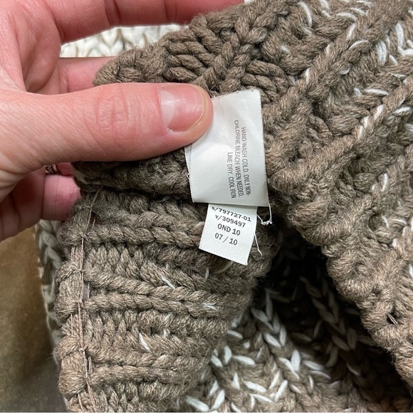 Old Navy Cable Knit Pom Pom Snow Ski Beanie Hat Cap Y2K - Picture 9 of 9